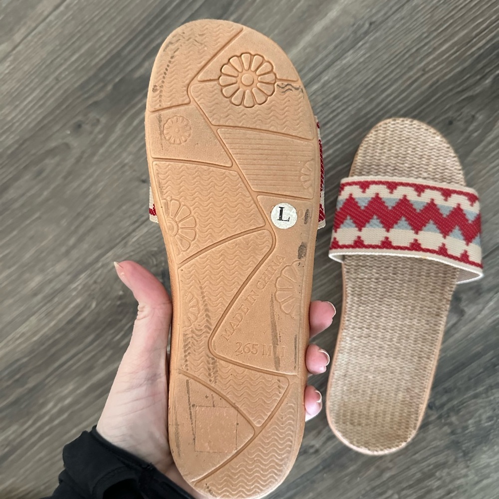 SHEIN Aztec Print Slides - Picture 2 of 2